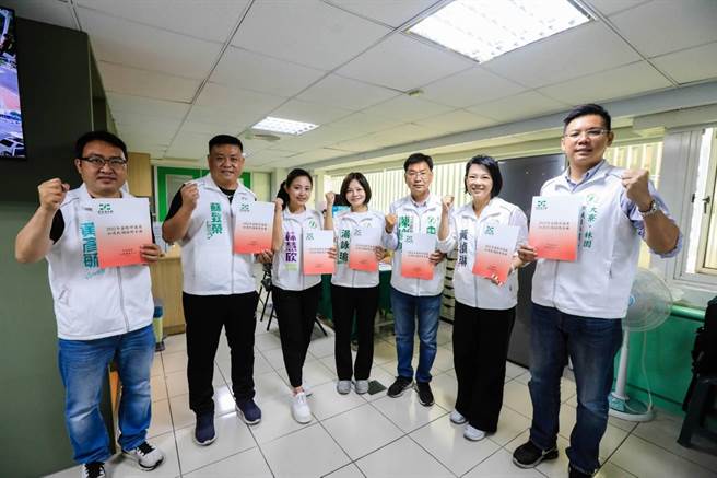 今（22）日「迈向过半大联盟」7名新人前往高市党部联合登记，宣布正式投入初选。（柯宗纬翻摄）