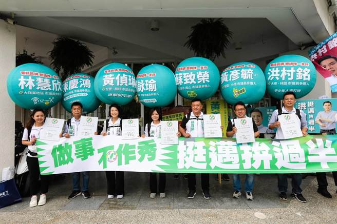 今（22）日「迈向过半大联盟」7名新人前往高市党部联合登记，宣布正式投入初选。（柯宗纬翻摄）