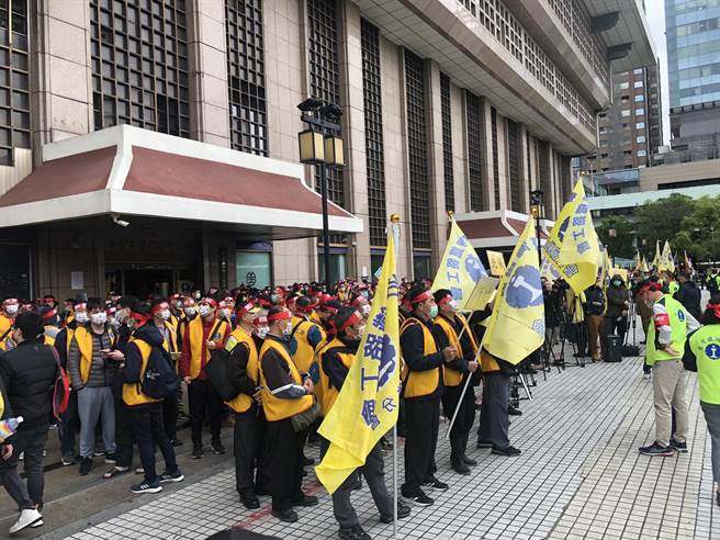 交通部推行台铁公司化，台铁企业工会不满交通部送出的草案未与基层充分沟通，动员千人上街陈情。（陈佑诚摄）