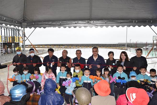 澎湖县白沙乡首座共融式公园23日上午在通梁加由公园落成启用，澎湖县长赖峰伟、澎湖县议长刘陈昭玲出席剪彩仪式。（澎湖县政府提供／林瑞益澎湖传真）