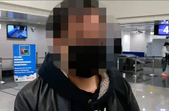 义大利富商无法如愿带爱女离台，忍不住泪洒机场。（翻摄画面）
