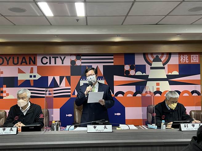 桃园市长郑文灿一早主持防疫会议。(蔡依珍摄)