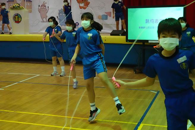 西定国小跳绳队，表演出跳绳绝佳技巧，双脚随着音乐不断变化跳法，身体协调性非常好。（陈敬哲摄）