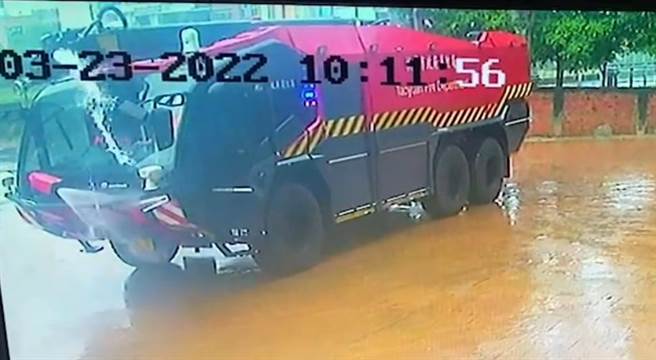 厂商维修消防车强烈水柱竟冲破消防队大门。(翻摄照片／吕筱蝉桃园传真)