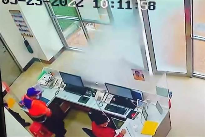 厂商维修消防车强烈水柱竟冲破消防队大门。(翻摄照片／吕筱蝉桃园传真)