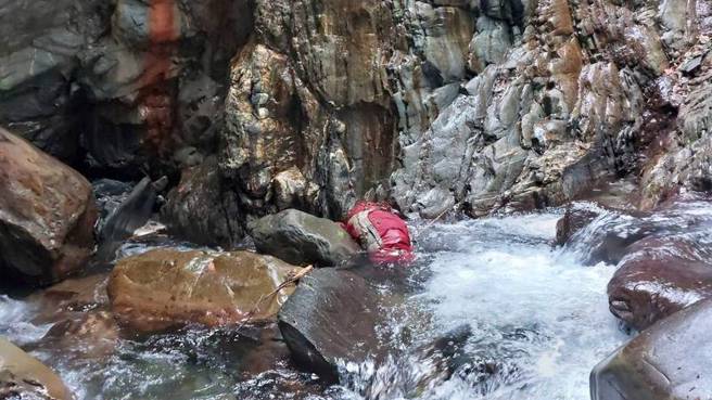 來自新北三峽38歲林姓女子19日獨攀南投信義玉山北北峰和對關山失聯，經過南投警消、林女親友、跑山獸等人搜尋。(消防局提供/吳建輝南投傳真)