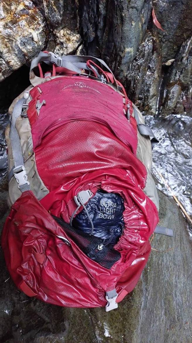 23日終於在一處溪谷上方約30公尺平台尋獲，不過已成冰冷大體，明顯死亡，目前正想方設法將林女遺體移出。(消防局提供/吳建輝南投傳真)