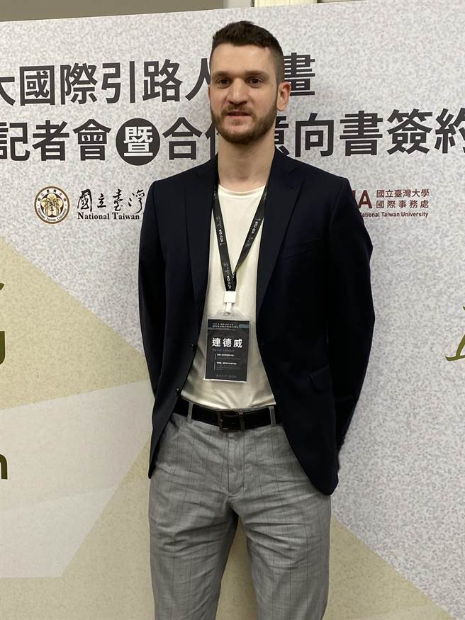 台大硕士生连德威希望取得「台大国际引路人计画」的实习机会，为毕业后在台湾工作做准备。（林志成摄）