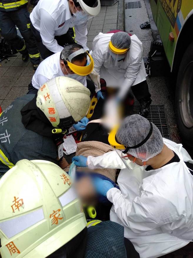 警消將困在公車底的傷者救出送醫，所幸沒有生命危險。（翻攝照片／林郁平台北