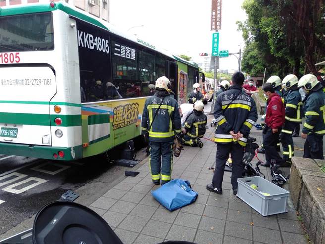 北市公車發生夾住乘客，導致乘客遭車輪輾壓的意外事故。（翻攝照片／林郁平台北傳真）