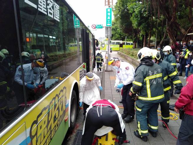 北市公車發生夾住乘客，導致乘客遭車輪輾壓的意外事故。（翻攝照片／林郁平台北傳真）