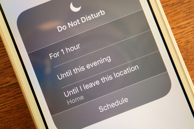 醫師實測發現，手機開「勿擾模式」仍能收到地震警報訊息。（圖／shutterstock）