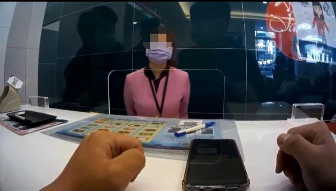 竹北市發生二件假投資理財詐騙案，幸銀行行員員機警通報，員警及時趕止才避免被害人失財。（竹北分局提供／羅浚濱新竹傳真）