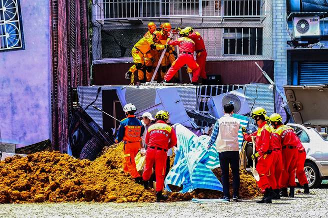 新竹县消防局演练地震房屋倒塌抢救受困民眾。（罗浚滨摄）