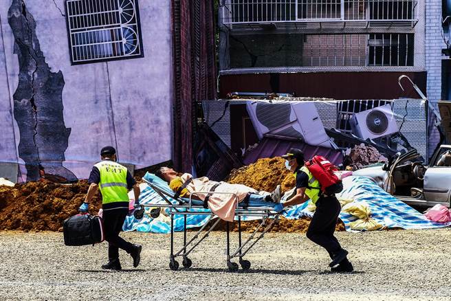 新竹县消防局演练地震房屋倒塌抢救受伤民眾。（罗浚滨摄）