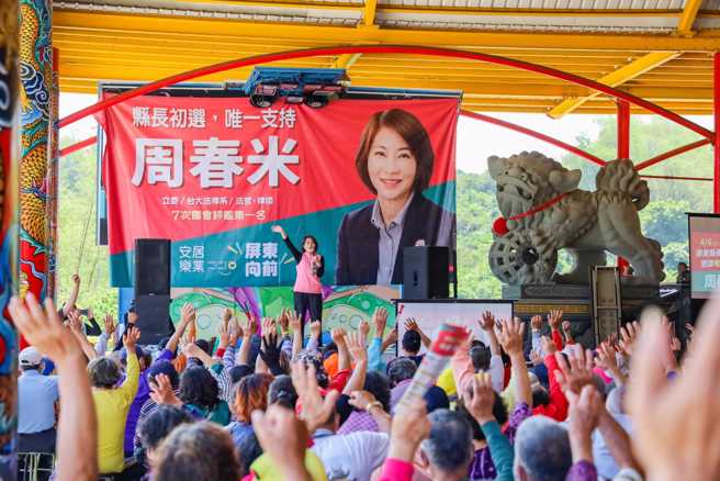 周春米乘风破浪到小琉球。(取自周春米脸书)