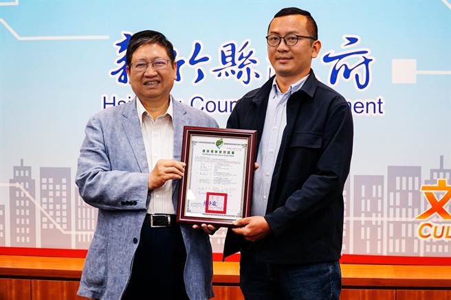 县长杨文科（左）将环保环章证书颁发小叮噹总经理郭明宗（右）。（罗浚滨摄）