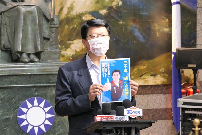 台南市议员谢龙介会后接受媒体联访。（赵婉淳摄）