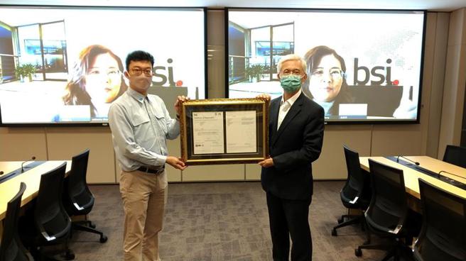 （中钢执行副总经理黄建智(右)代表接受BSI台湾分公司视讯授证。图／中钢提供）