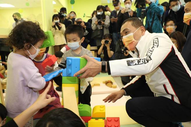 新北市第102家淡水草東公托啟用 ，新北市長侯友宜開心的和小孩玩堆積木城堡（戴上容攝）