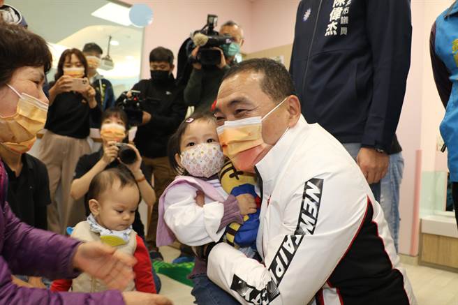 新北市長侯友宜開心的抱起小孩（戴上容攝）