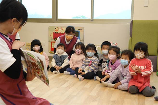 草東公托托育老師帶領小孩閱讀繪本（戴上容攝）