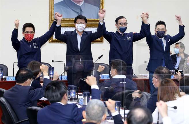 國民黨中常會23日宣布，台南市長建議人選提名台南市議員謝龍介，在黨主席朱立倫及中常委們鼓掌通過，一同高呼凍蒜。謝龍介表示，六都30年來唯一就是台南市沒有輪替，期待這次能寫下民主輪替的歷史，讓台南回復到民主聖地的美。(王英豪攝)
