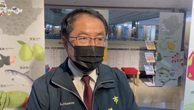 台南市長黃偉哲恭喜謝龍介代表國民黨參選台南市長，期待彼此能有一場君子之爭。(曹婷婷攝)