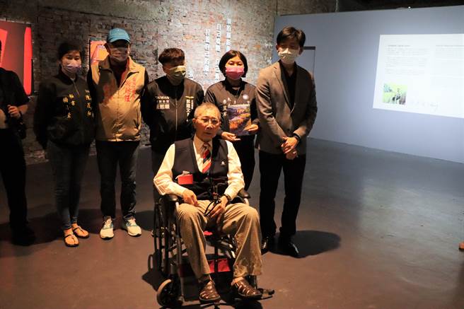 摄影家张武俊（前）特展，萧壠文化园区登场。（刘秀芬摄）