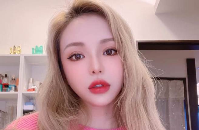 女星斯亚从节目《我爱黑涩会》出道。（陈斯亚 糖果脸书）