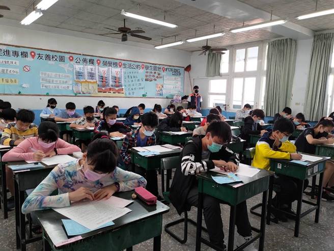 苗栗縣君毅中學舉辦小六競試，吸引400名學生前來爭取2萬元獎學金。（謝明俊攝）