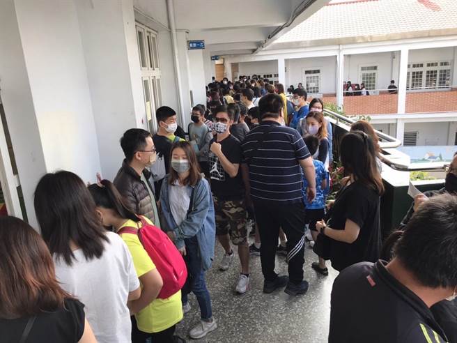 苗栗縣君毅中學舉辦小六競試，吸引400名學生前來爭取2萬元獎學金。（謝明俊攝）