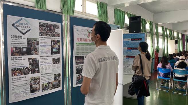 苗栗縣君毅中學舉辦小六競試，吸引400名學生前來爭取2萬元獎學金。（謝明俊攝）