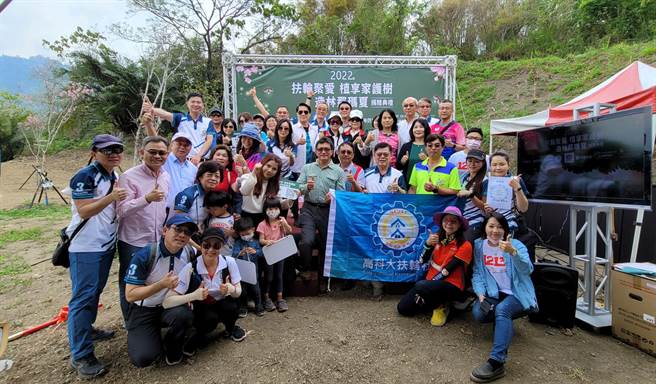 高雄那玛夏赏萤季即起开跑，有企业携手那玛夏区公所种下600棵吉野樱于那玛夏区吉巴谷樱花公园。（柯宗纬翻摄）