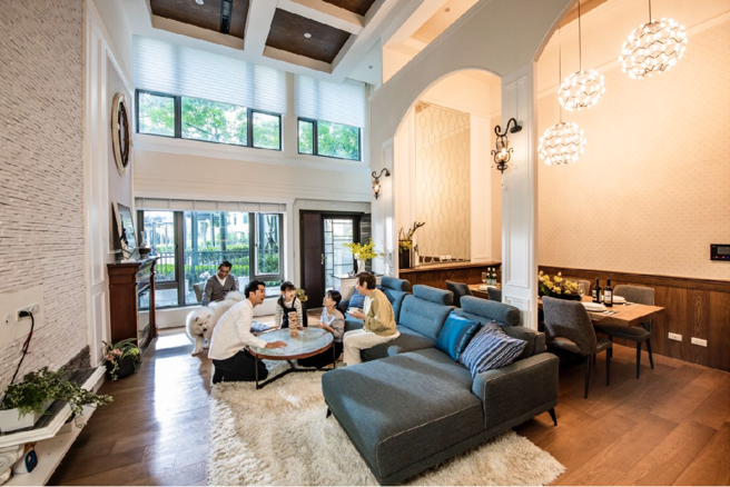 楼高6米对庭园大面开窗，为室内引入自然风光，让健康与生活更近。(图/发现之旅提供)