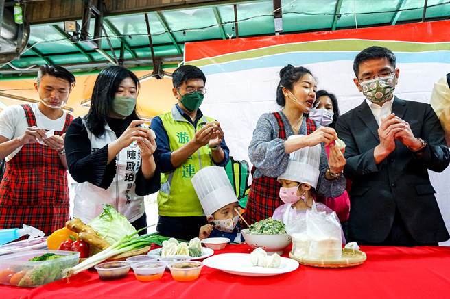 宜蘭市綠九市場推出「料理孩子王，玩轉菜市場」，邀請親子共廚，宜蘭市長江聰淵（右一）等人也與小朋友一起包水餃，並歡迎親子們報名參加。（李忠一攝）