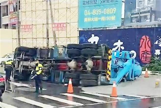 預拌混土車趕往工地，天雨路滑過灣90度甩飛翻覆員林大道。（民眾提供／吳敏菁彰化傳真）