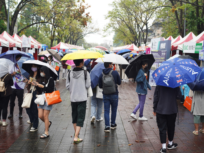 中正大学23日举办嘉义地区首场大学就业博览会。