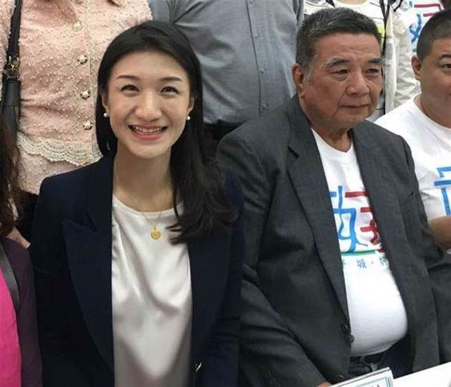 嘉义市议员戴寧2019年登记参选立委，其父亲前嘉义市议员戴建三（右）陪同。（资料照，廖素慧摄）