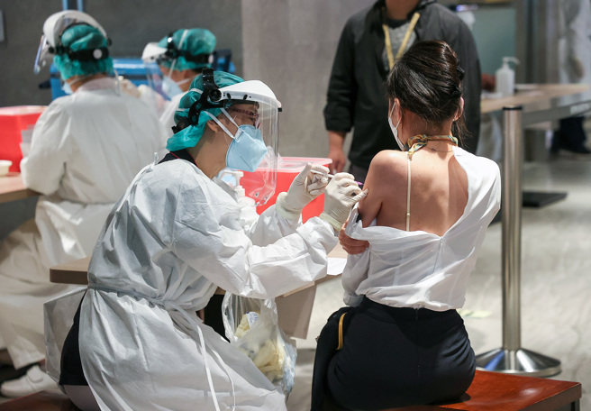 1922公费疫苗预约平台即将退场，明起开放末轮预约。图为桃机第一线客服人员施打新冠疫苗。（资料照，陈麒全摄）