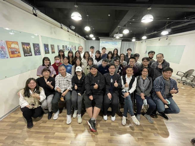 龙华科技大学多媒体与游戏发展科学系结合劳动部产业新尖兵计画，开办「游戏开发实战专班」，让青年实际体验游戏企划工作流程。