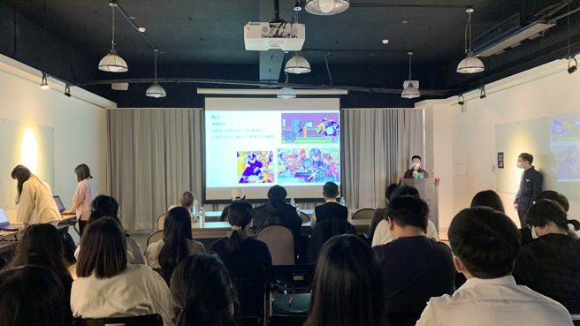 游戏开发实战专班由游戏系刘静莉老师与陈镁鋆共同主持及规划，全程共计183小时课程中，除了有扎实的专业训练外，更包含游戏产业市场与未来发展概。