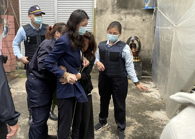 嘉义市议员戴寧因涉案遭羁押禁见，她的父亲前嘉义市议员戴建三病逝，戴寧委任律师声请具保停押被驳回；戴寧（前中）23日戒护奔丧祭拜父亲，痛哭失声。(图／中央社)