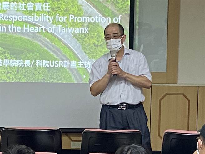 国立暨南国际大学科技学院院长蔡勇斌23日特地前往国立中山大学环境工程研究所演讲，讲述921大地震后他如何带领科技人才与社区居民合作，共同打造生态社区，并翻转埔里农特产品茭白笋产业。（国立中山大学提供／洪浩轩高雄传真）