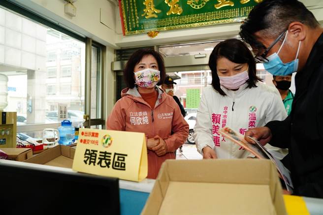 立委何欣纯今上午陪同大里服务处副主任赖美连到市党部登记参选。（立委何欣纯提供）