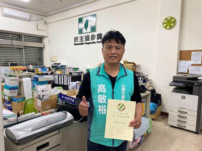 北区邱厝里长高敏裕上午也前往登记参与第9选区（北区）初选。（民眾提供）