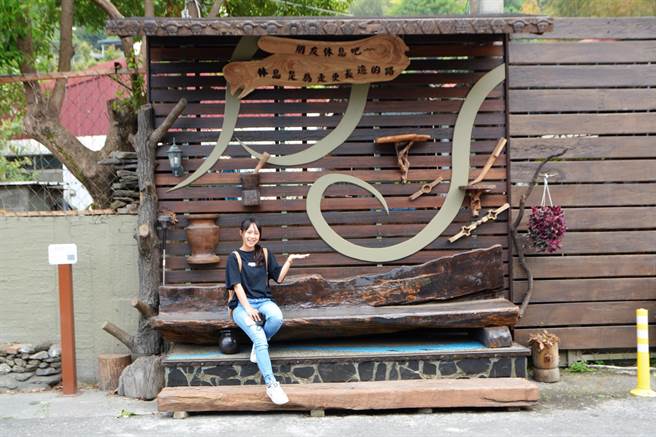 屏东来义乡抓发立部落的二峰圳工艺街，已有12座艺术品伫立。（谢佳潾摄）