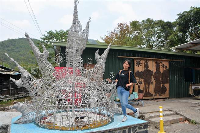 屏东来义乡抓发立部落的二峰圳工艺街，已有12座艺术品伫立。（谢佳潾摄）