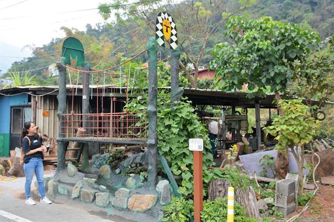 屏东来义乡抓发立部落的二峰圳工艺街，已有12座艺术品伫立。（谢佳潾摄）