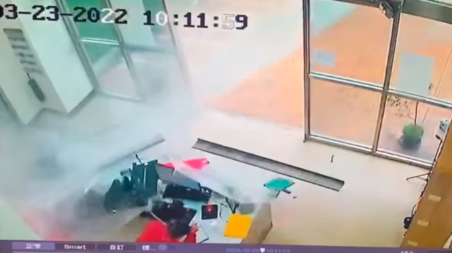 具有超強力水柱的化學車疑似因操作不慎，強烈水柱竟直接噴向消防隊大門，當場將2扇玻璃門沖破，值班台被水沖得滿目瘡痍。（翻攝自記者爆料網）